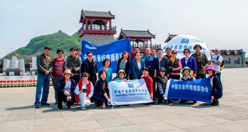 長(zhǎng)城腳下合影_攝影鞠俊.jpg